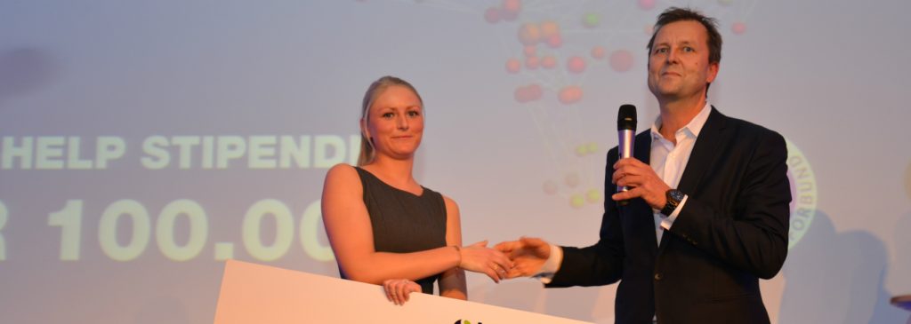 Jenny Marie Døli mottok NEF-HELP-stipendet 2015 av adm. dir. Johan Dolven i HELP Forsikring