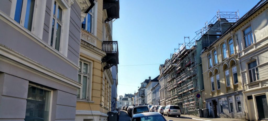 ROLIG NÅ: Nabolaget ser rolig ut nå. Men hvordan er lydnivået på kveldstid? Ta en spaningstur!