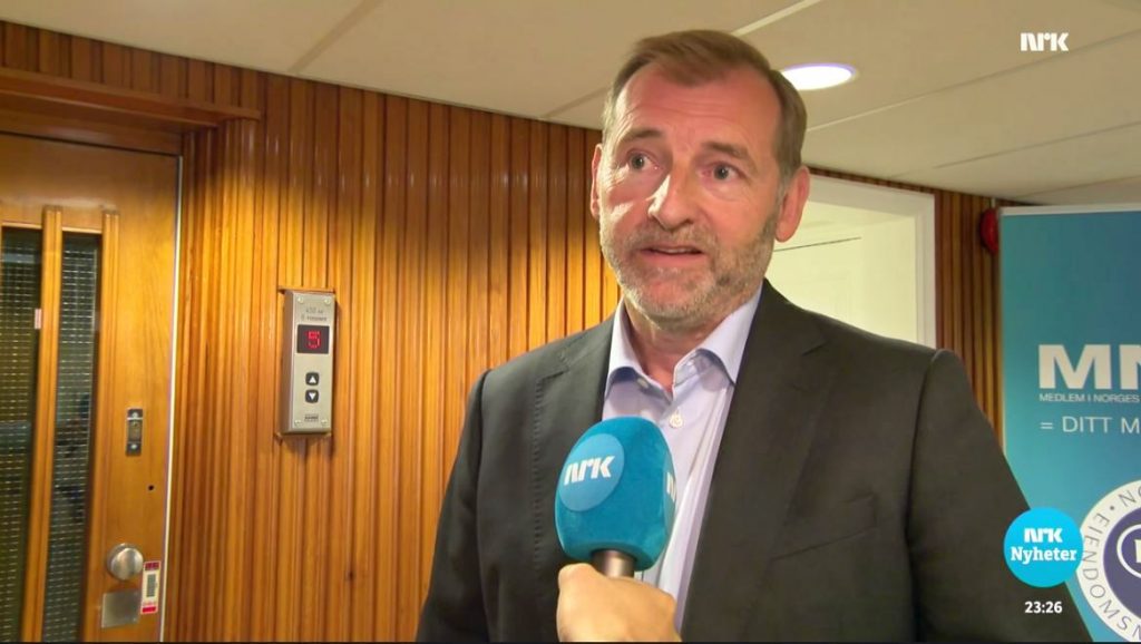 Carl O. Geving intervjues av NRK.
